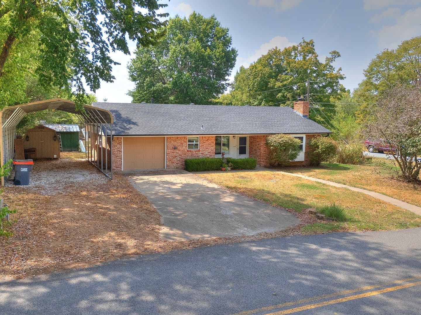 Cave Springs House: 463 E Johnson Ave