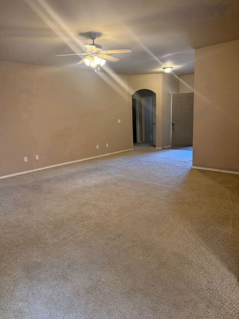 Mustang House: 400 S Castle Ridge Ln