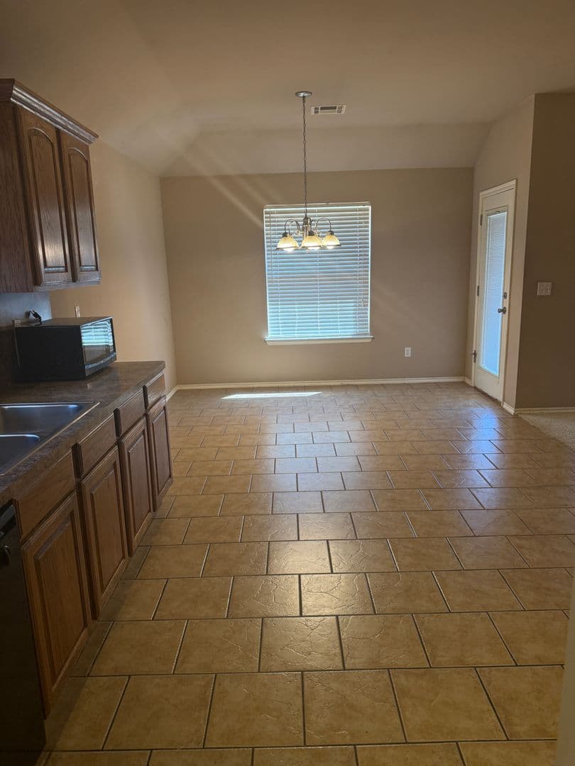 Mustang House: 400 S Castle Ridge Ln
