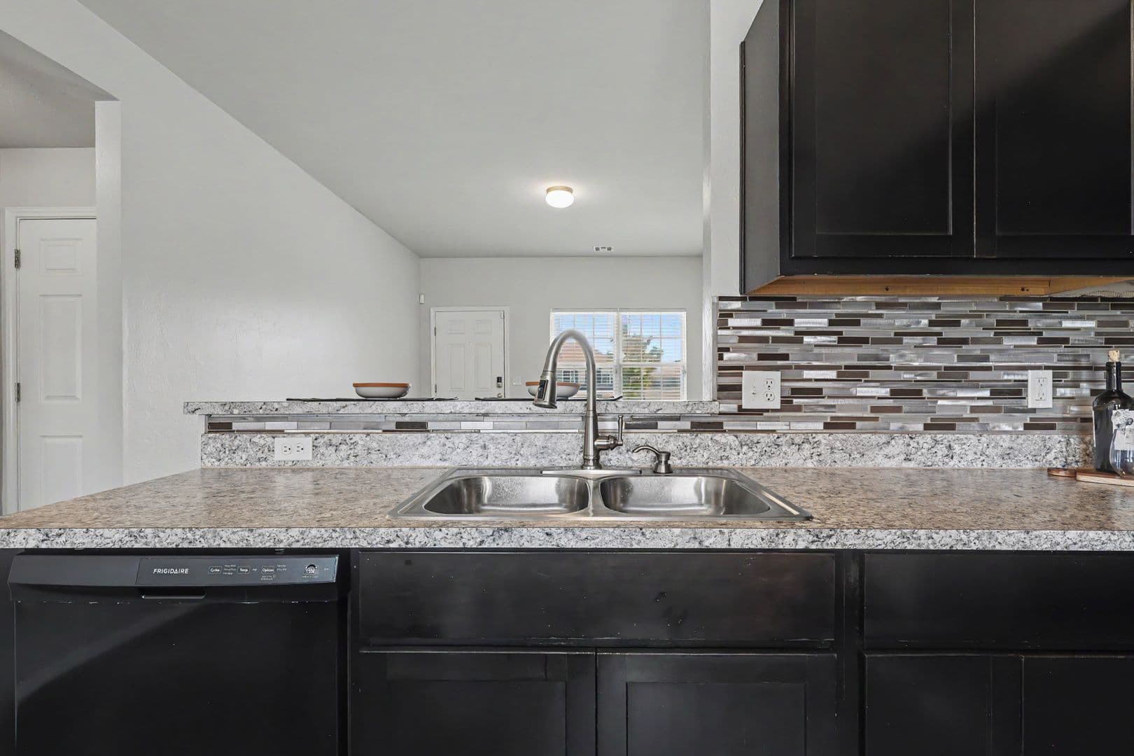 Mustang House: 1007 N Deer Court Way