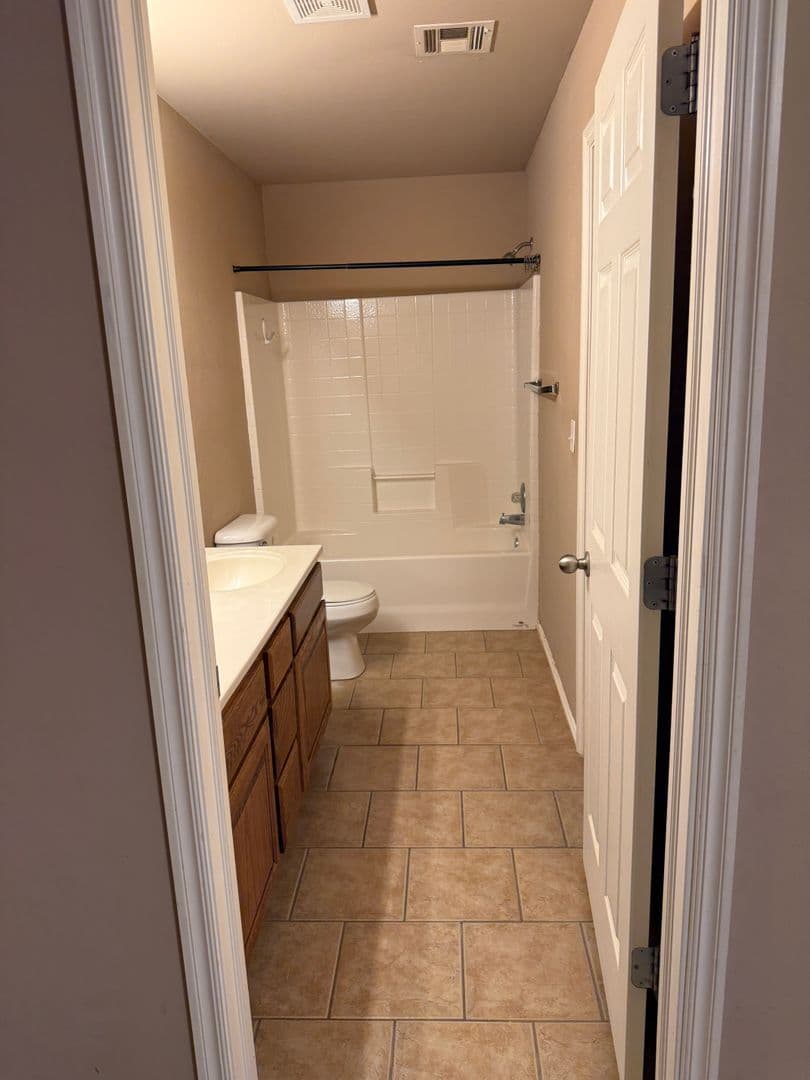 Mustang House: 400 S Castle Ridge Ln
