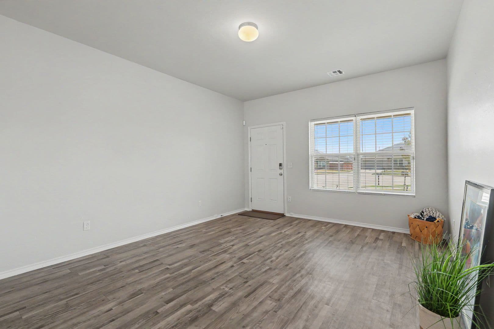 Mustang House: 1007 N Deer Court Way