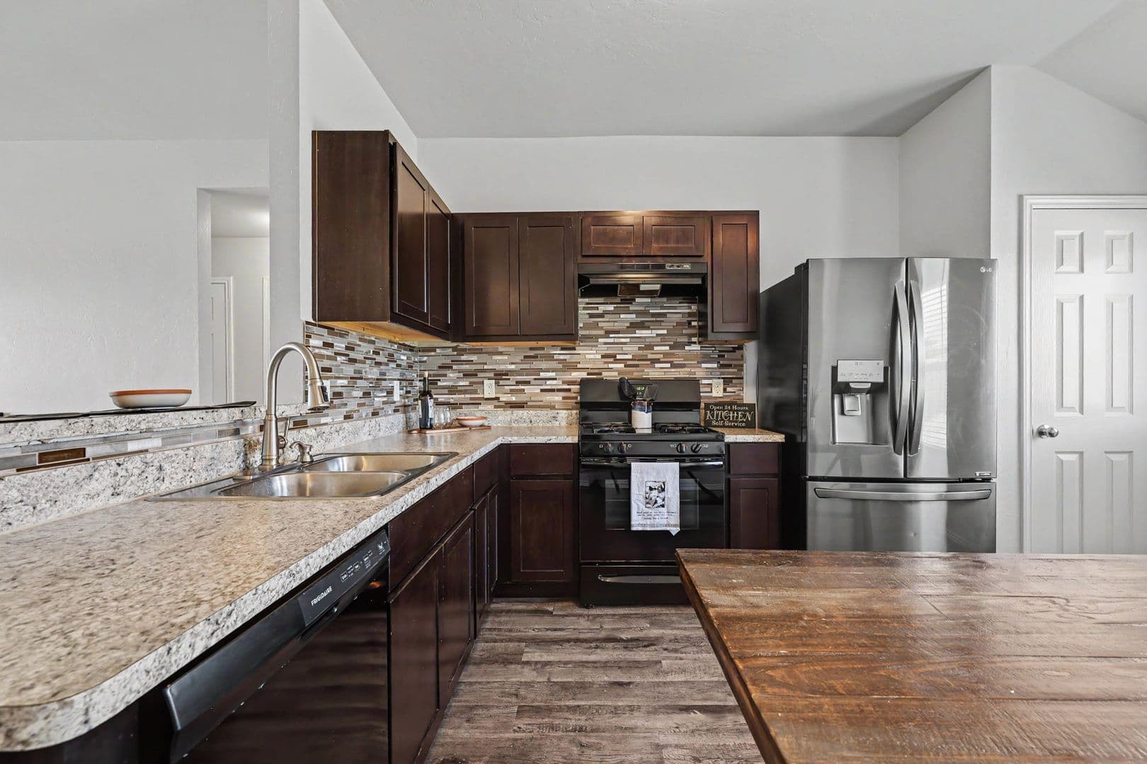 Mustang House: 1007 N Deer Court Way