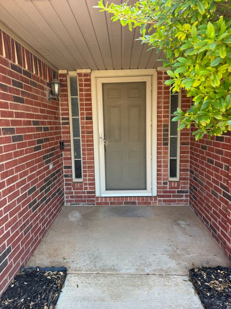 Mustang House: 400 S Castle Ridge Ln