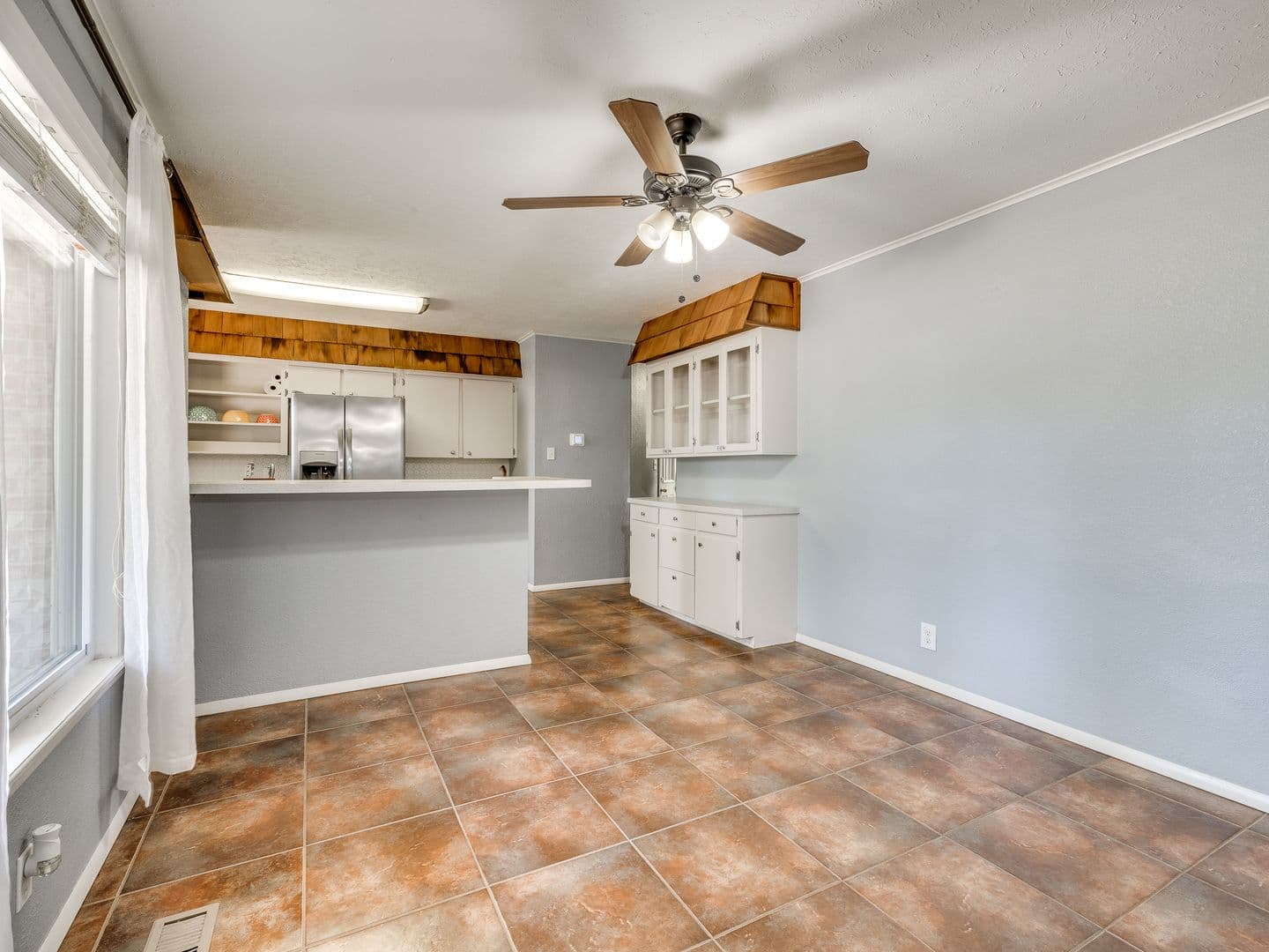 Cave Springs House: 463 E Johnson Ave