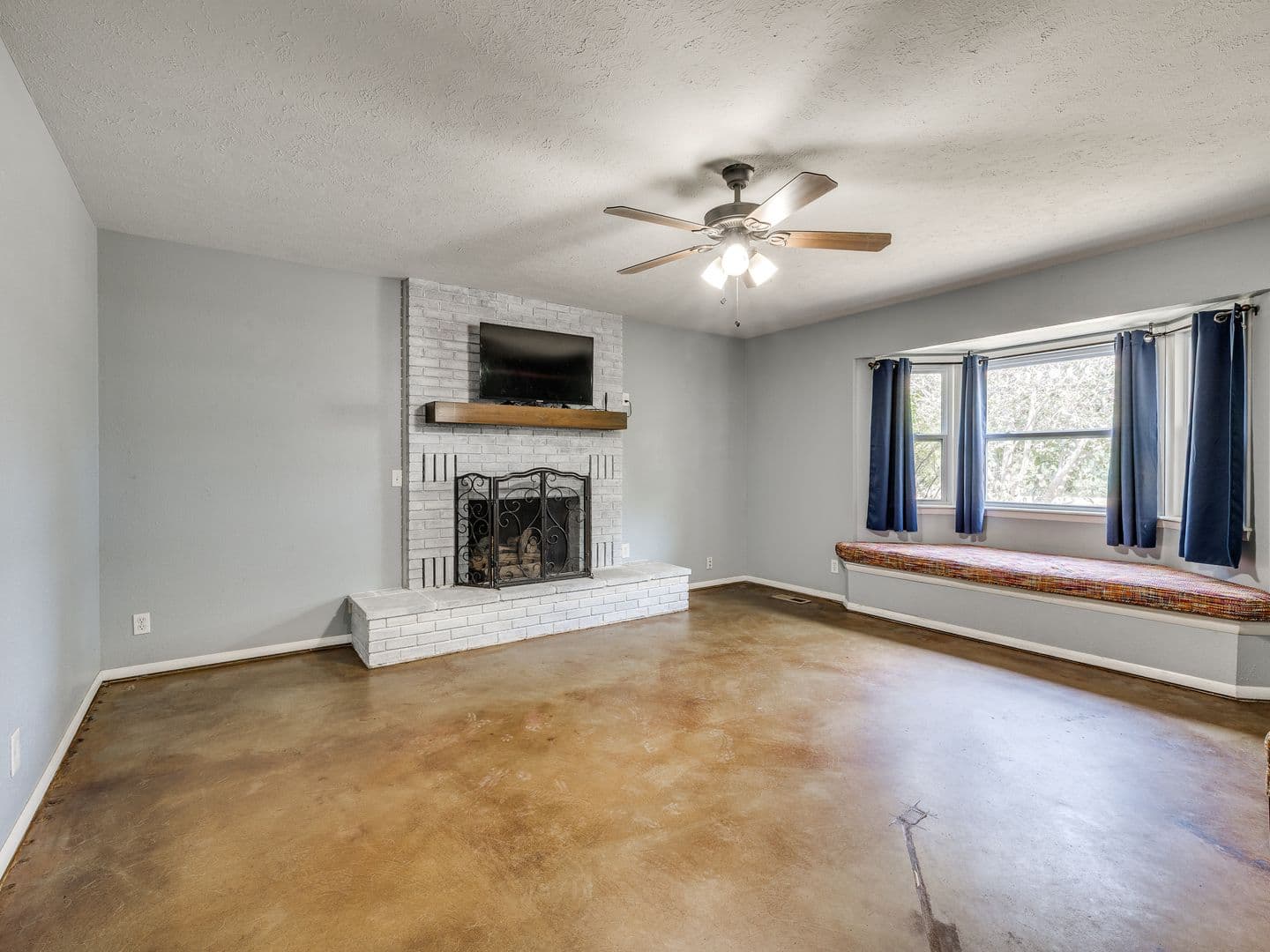 Cave Springs House: 463 E Johnson Ave