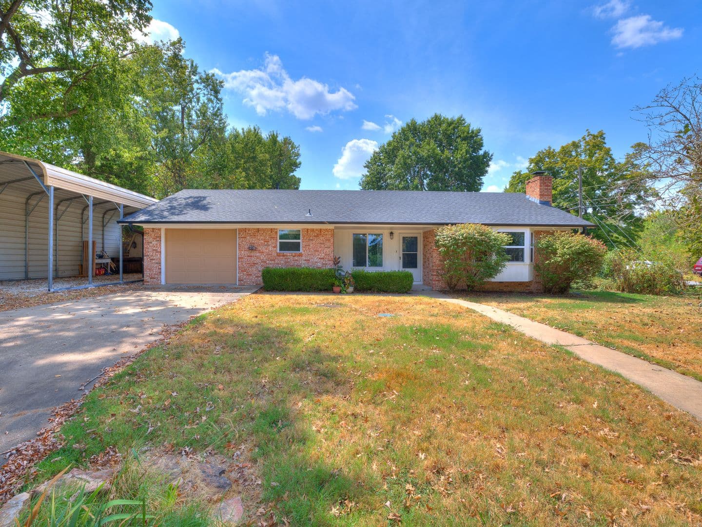 Cave Springs House: 463 E Johnson Ave