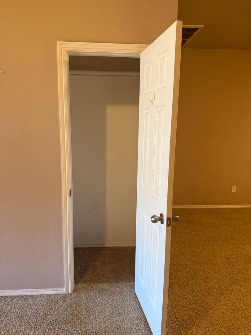 Mustang House: 400 S Castle Ridge Ln