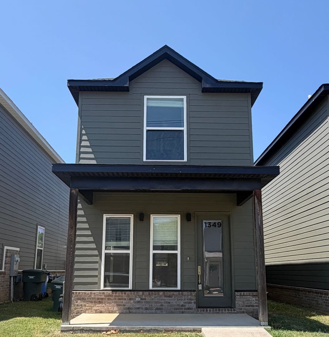 Fayetteville House: 1349 S Duncan