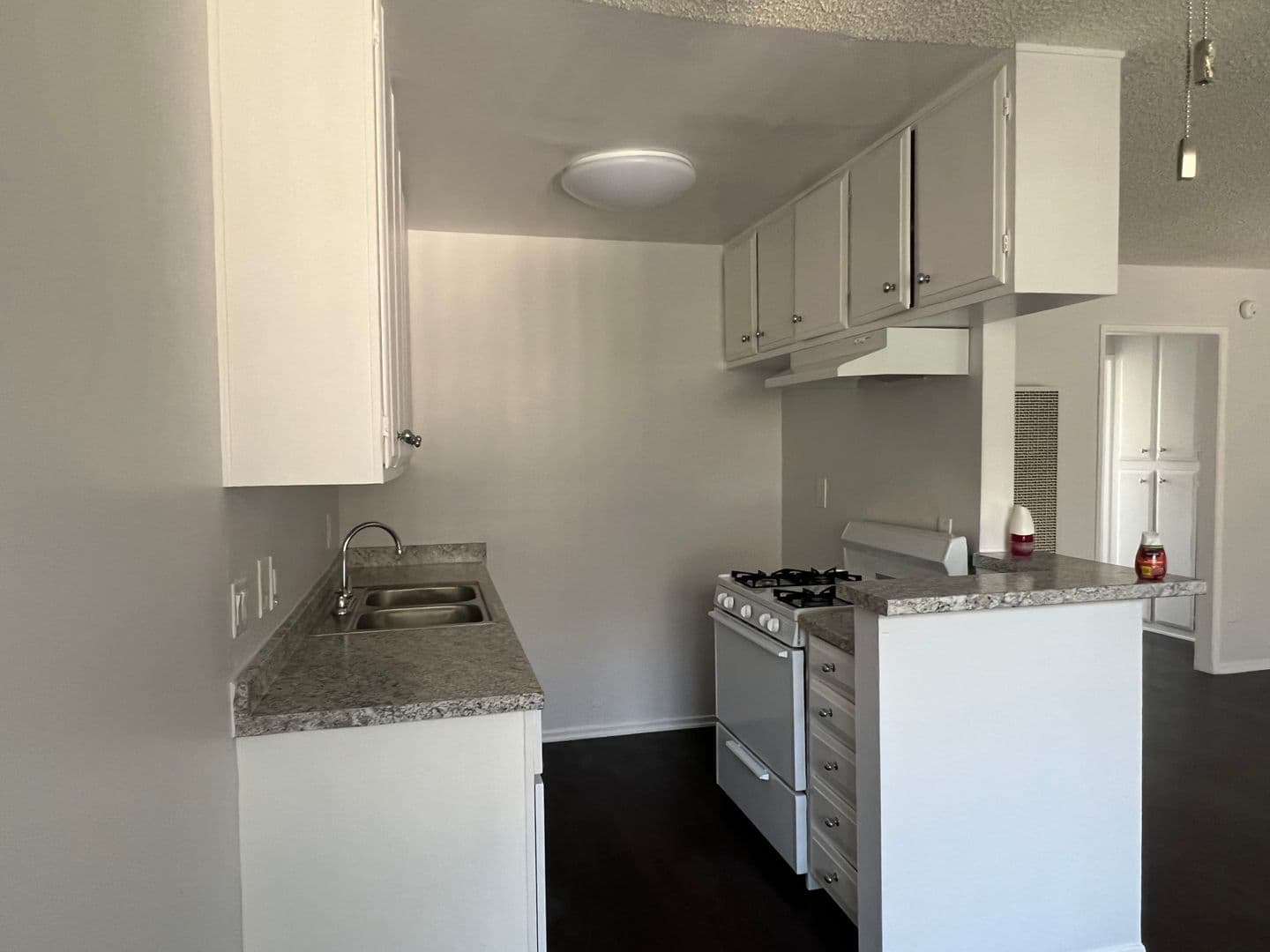 San Fernando Apartment: 650 Glenoaks Boulevard