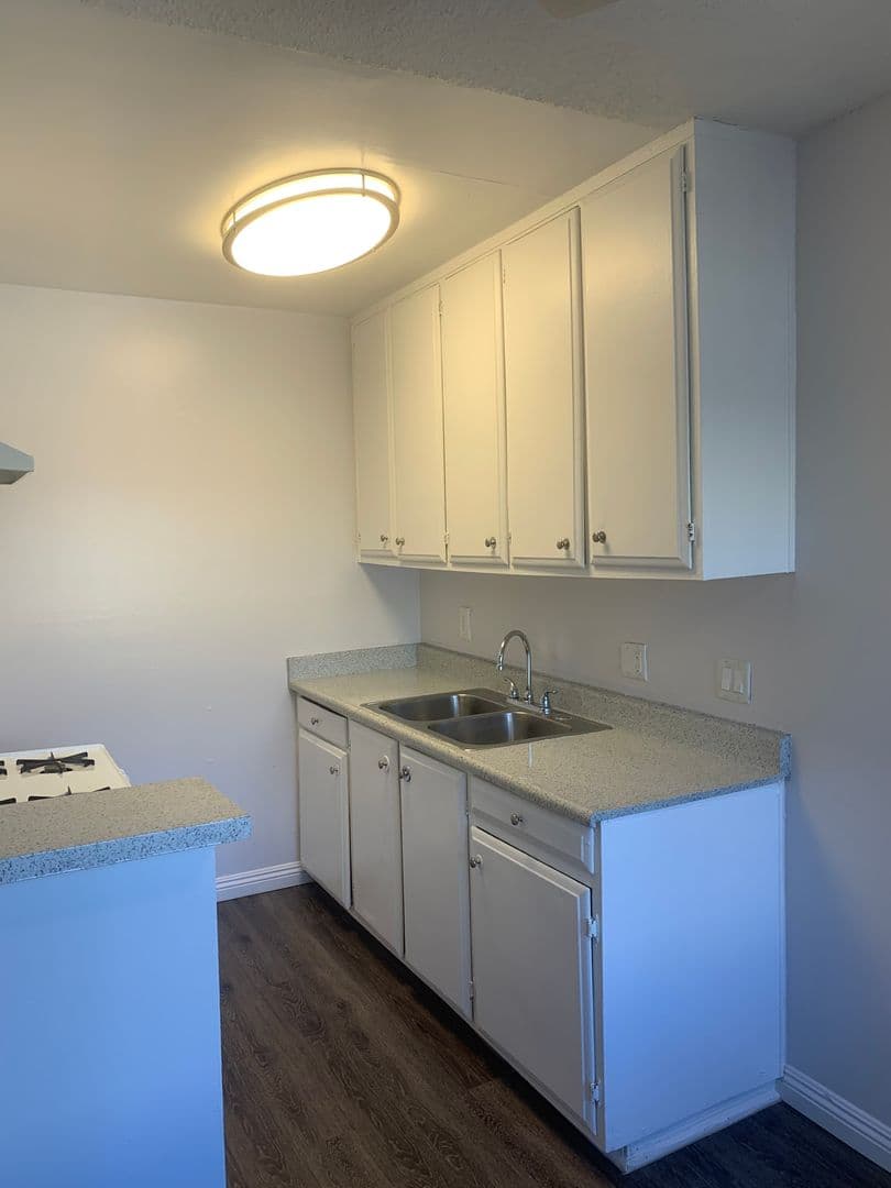 San Fernando Apartment: 650 Glenoaks Boulevard