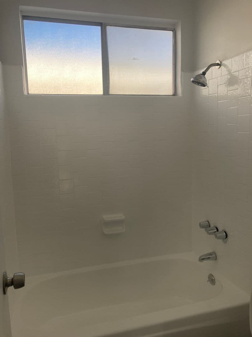 Los Angeles Apartment: 15537 Nordhoff St