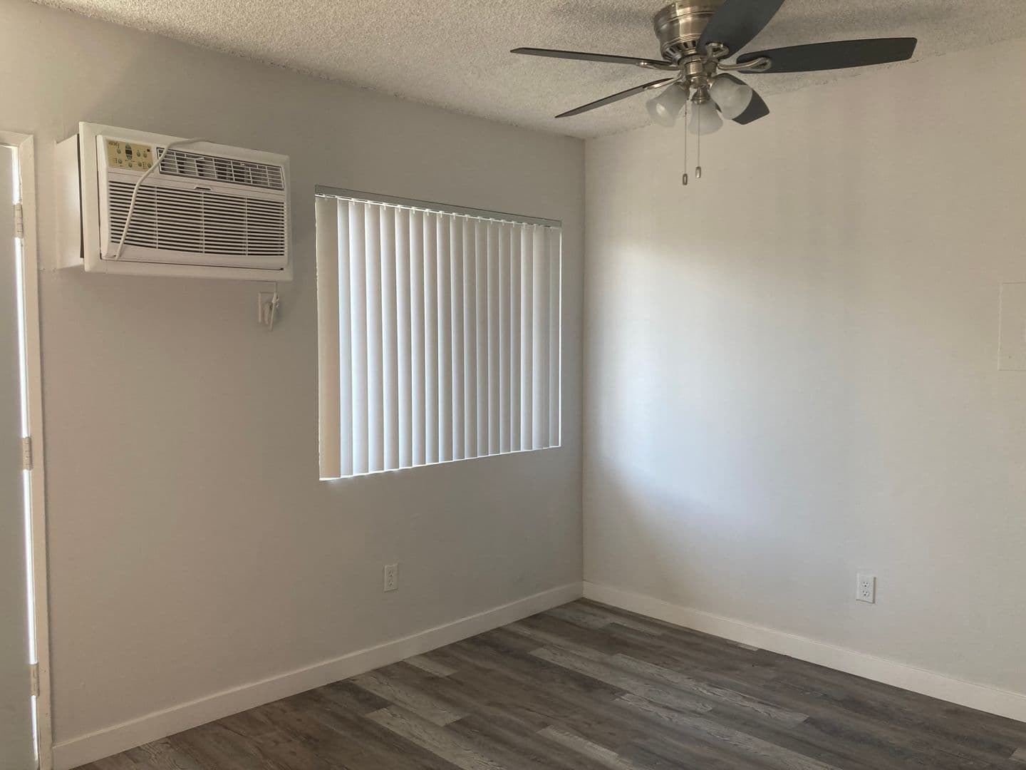 Los Angeles Apartment: 15537 Nordhoff St