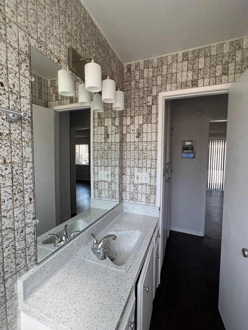 San Fernando Apartment: 650 Glenoaks Boulevard
