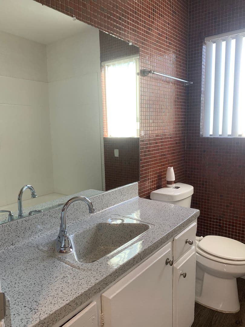 San Fernando Apartment: 650 Glenoaks Boulevard