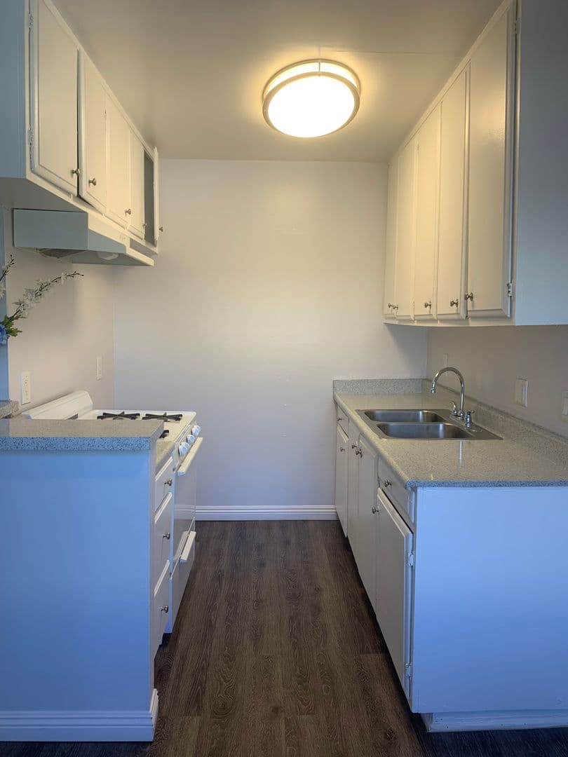 San Fernando Apartment: 650 Glenoaks Boulevard
