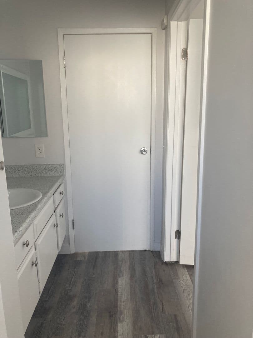 Los Angeles Apartment: 15537 Nordhoff St