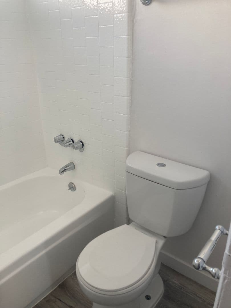 Los Angeles Apartment: 15537 Nordhoff St