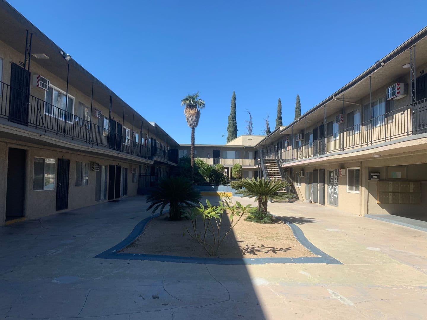 San Fernando Apartment: 650 Glenoaks Boulevard