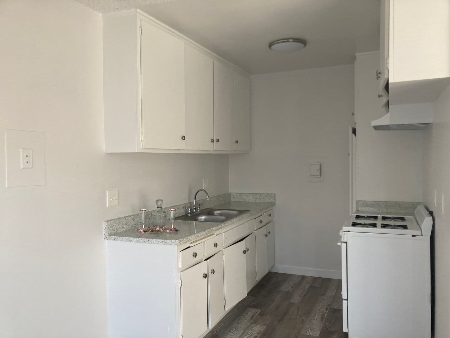 Los Angeles Apartment: 15537 Nordhoff St