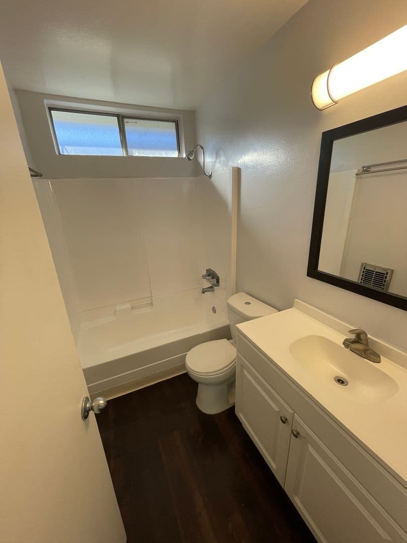 Canoga Park Apartment: 21827 Lanark St