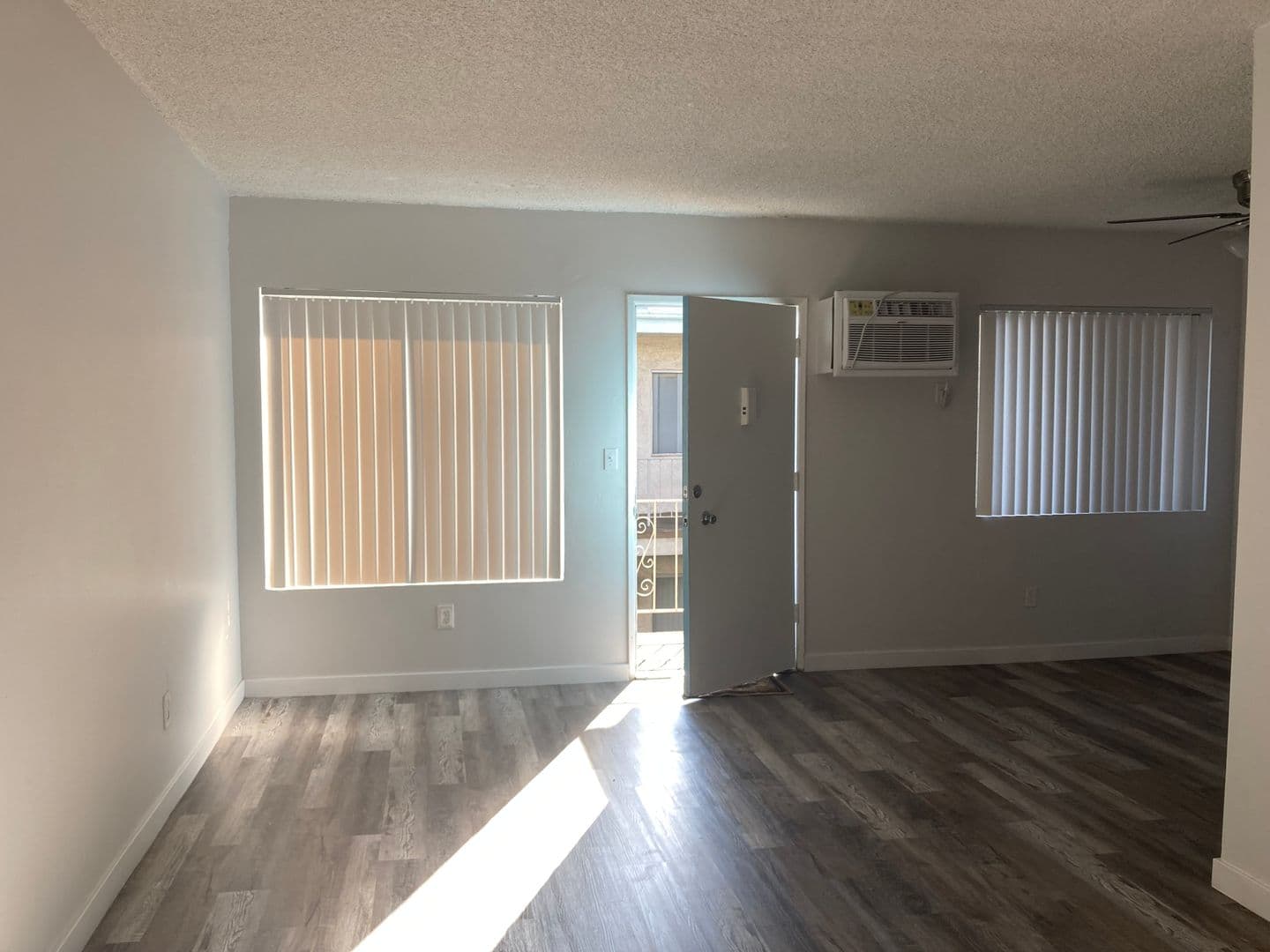 Los Angeles Apartment: 15537 Nordhoff St