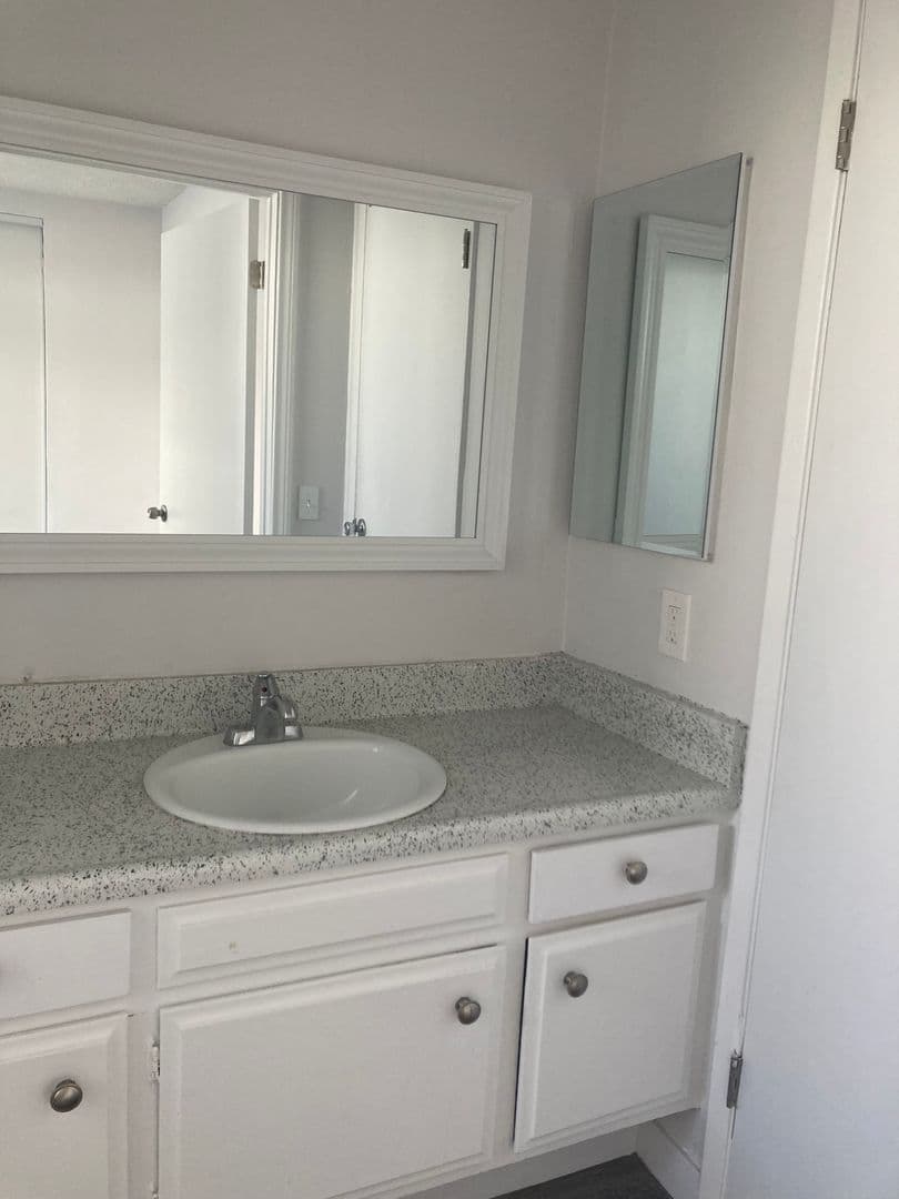 Los Angeles Apartment: 15537 Nordhoff St