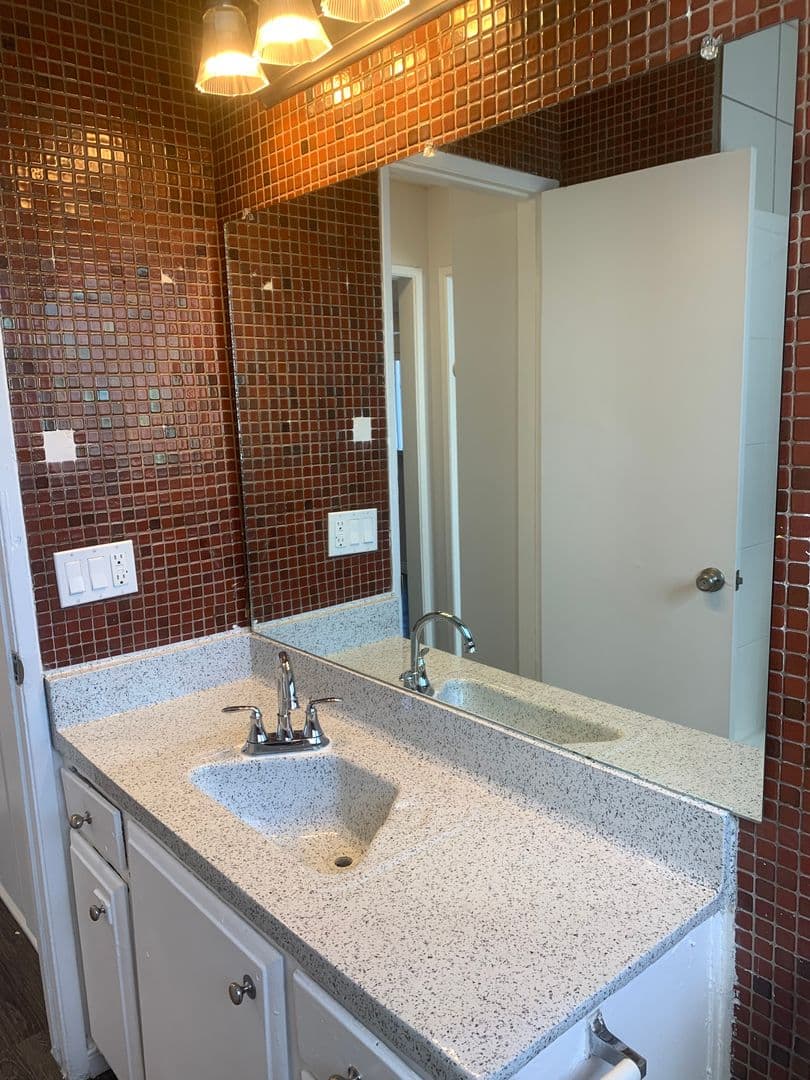 San Fernando Apartment: 650 Glenoaks Boulevard