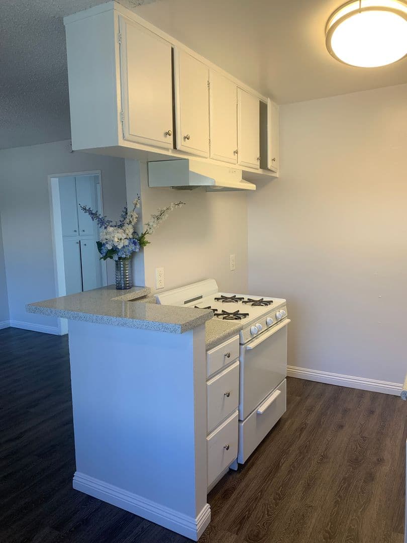 San Fernando Apartment: 650 Glenoaks Boulevard