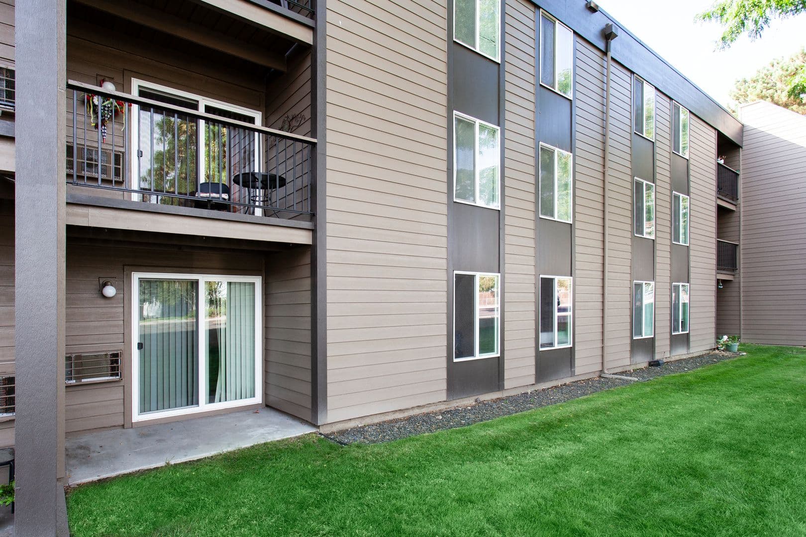 Richland Apartment: 1621 George Washington Way