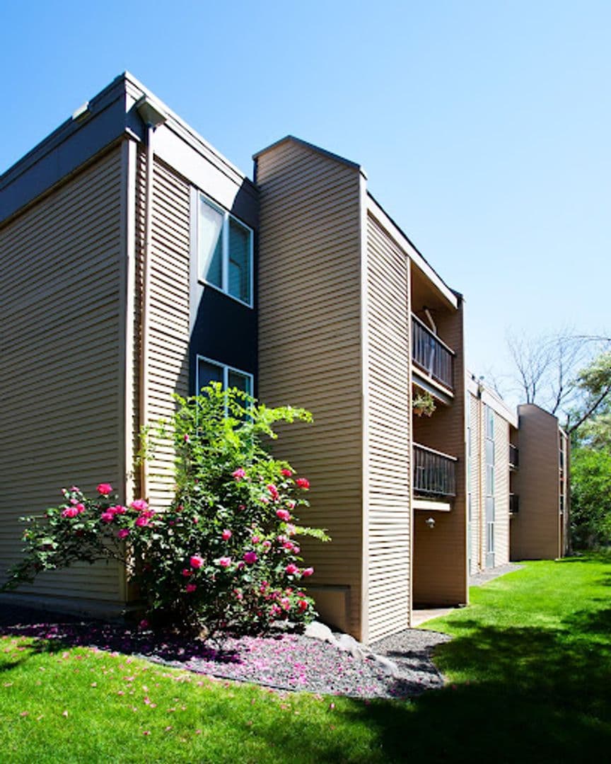 Richland Apartment: 1621 George Washington Way