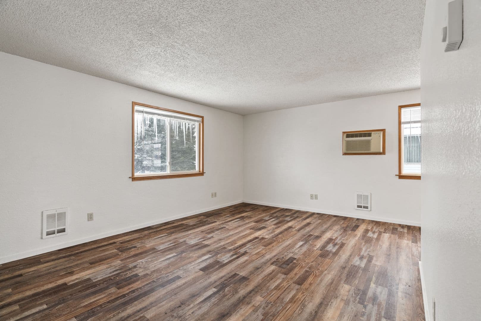 Medical Lake Apartment: 314 N LeFevre St