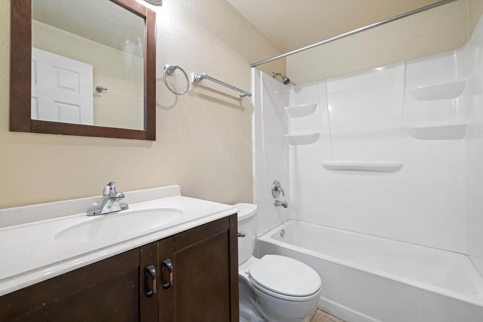 Richland Apartment: 1621 George Washington Way