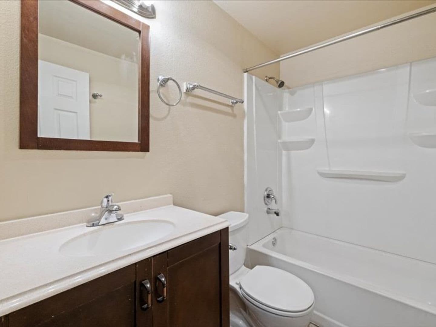 Richland Apartment: 1621 George Washington Way