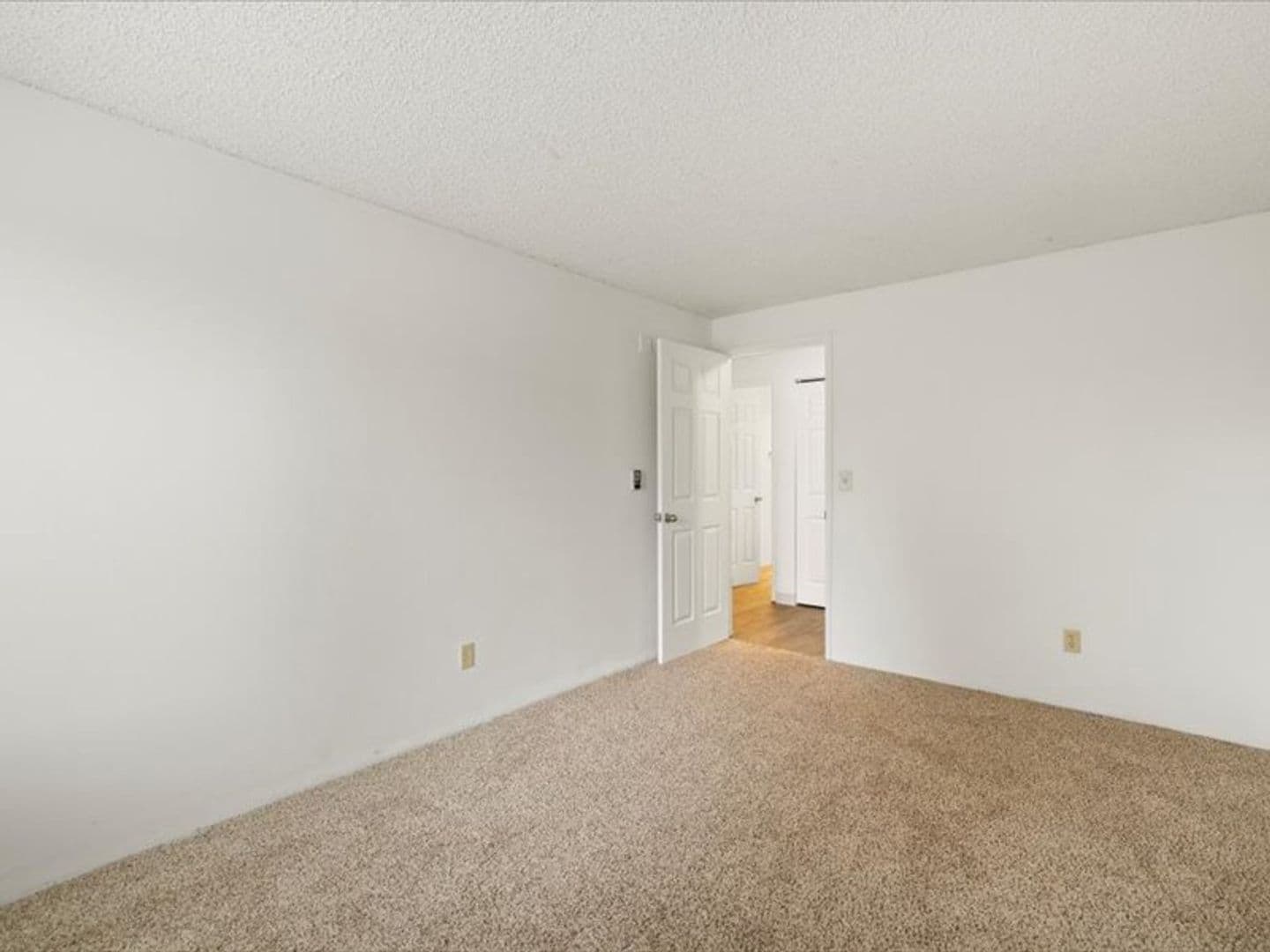 Richland Apartment: 1621 George Washington Way