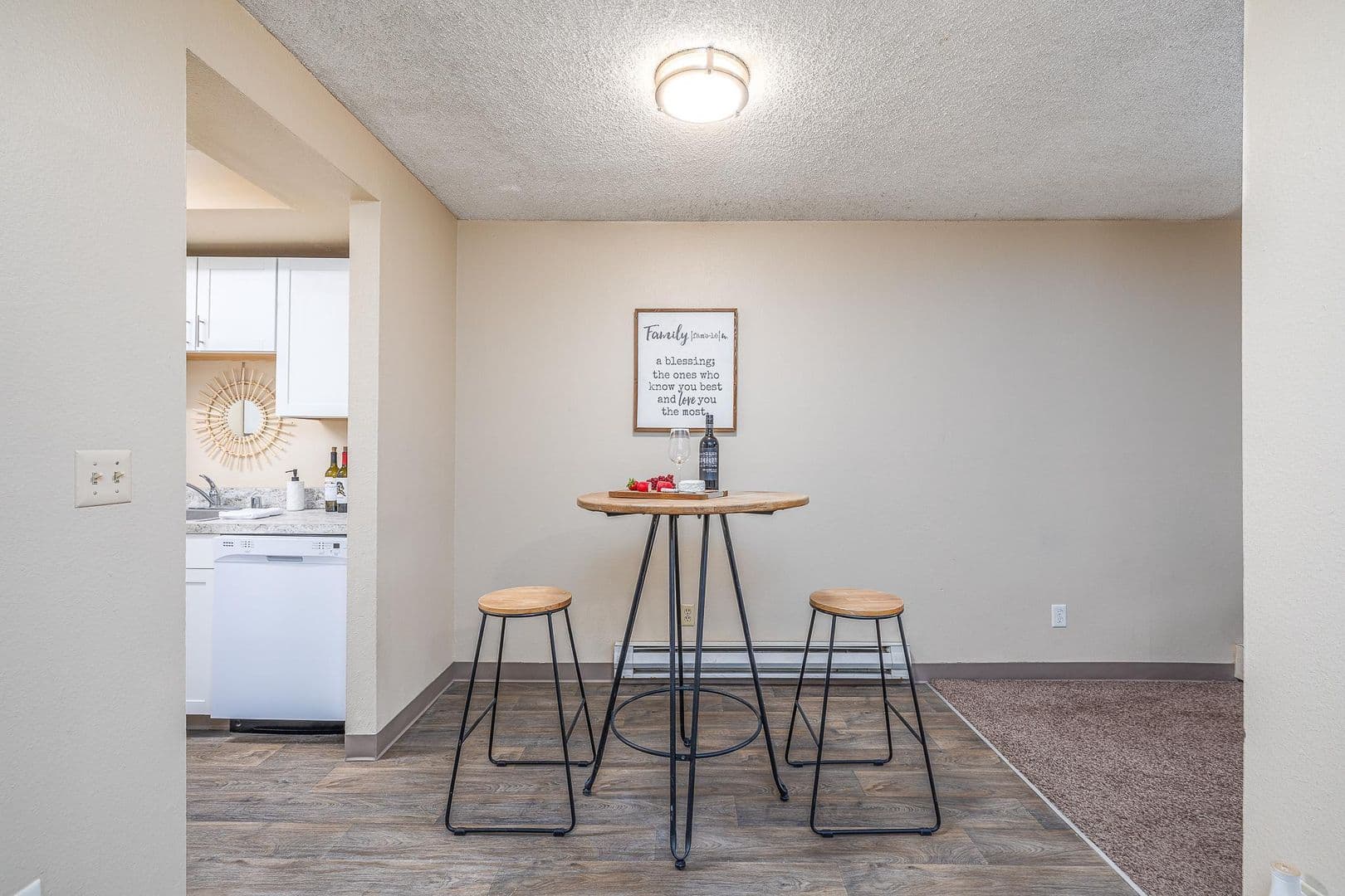 Richland Apartment: 1621 George Washington Way