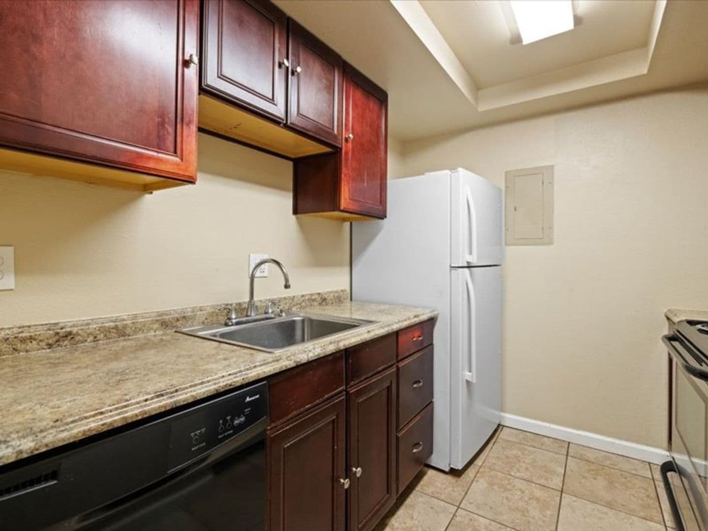 Richland Apartment: 1621 George Washington Way
