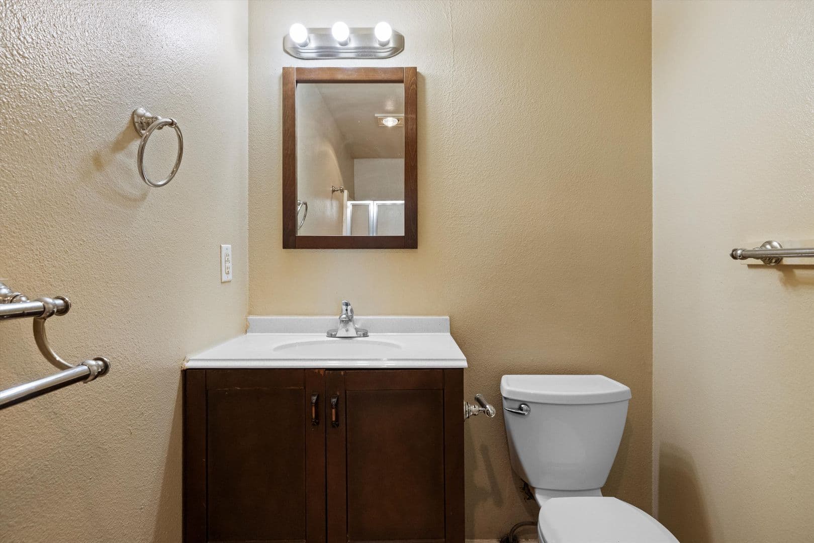 Richland Apartment: 1621 George Washington Way