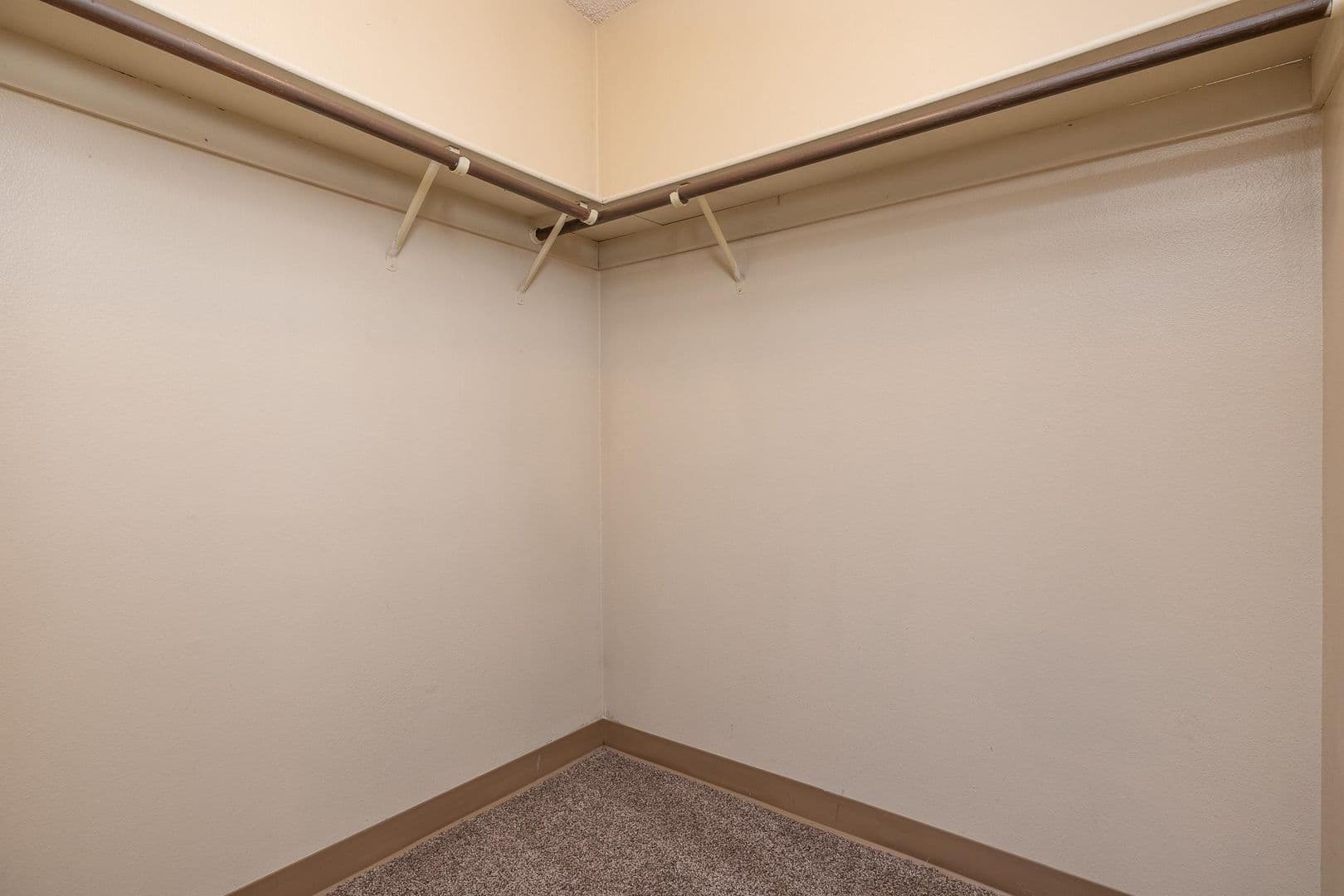 Richland Apartment: 1621 George Washington Way