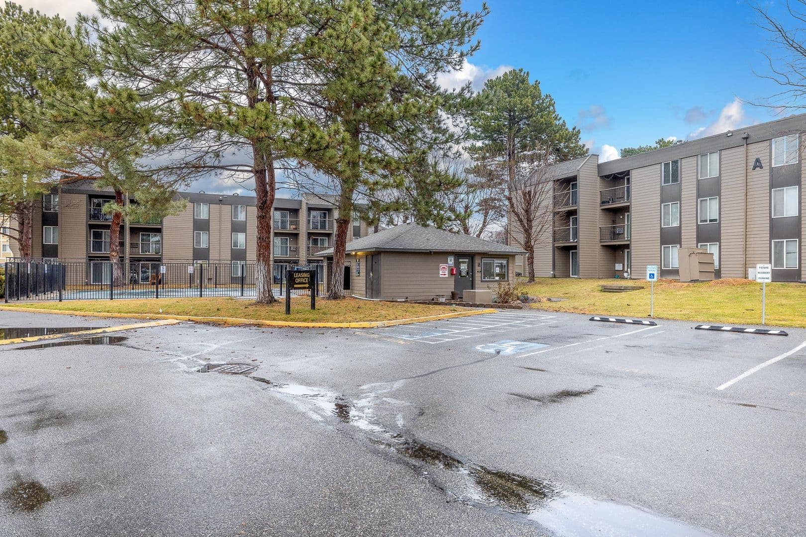 Richland Apartment: 1621 George Washington Way
