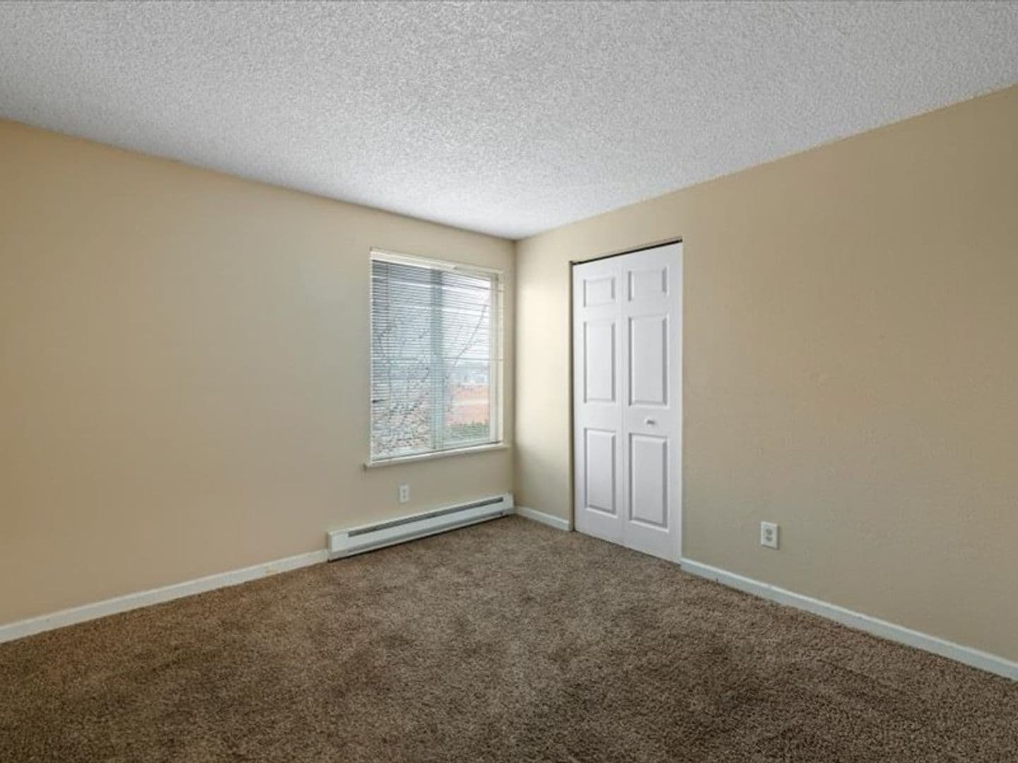 Richland Apartment: 1621 George Washington Way