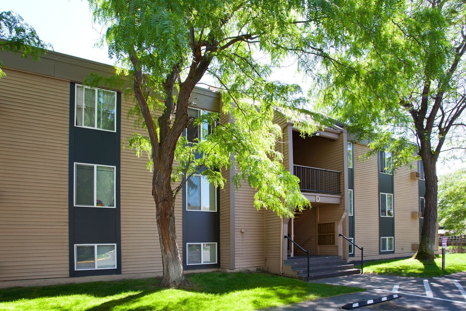 Richland Apartment: 1621 George Washington Way