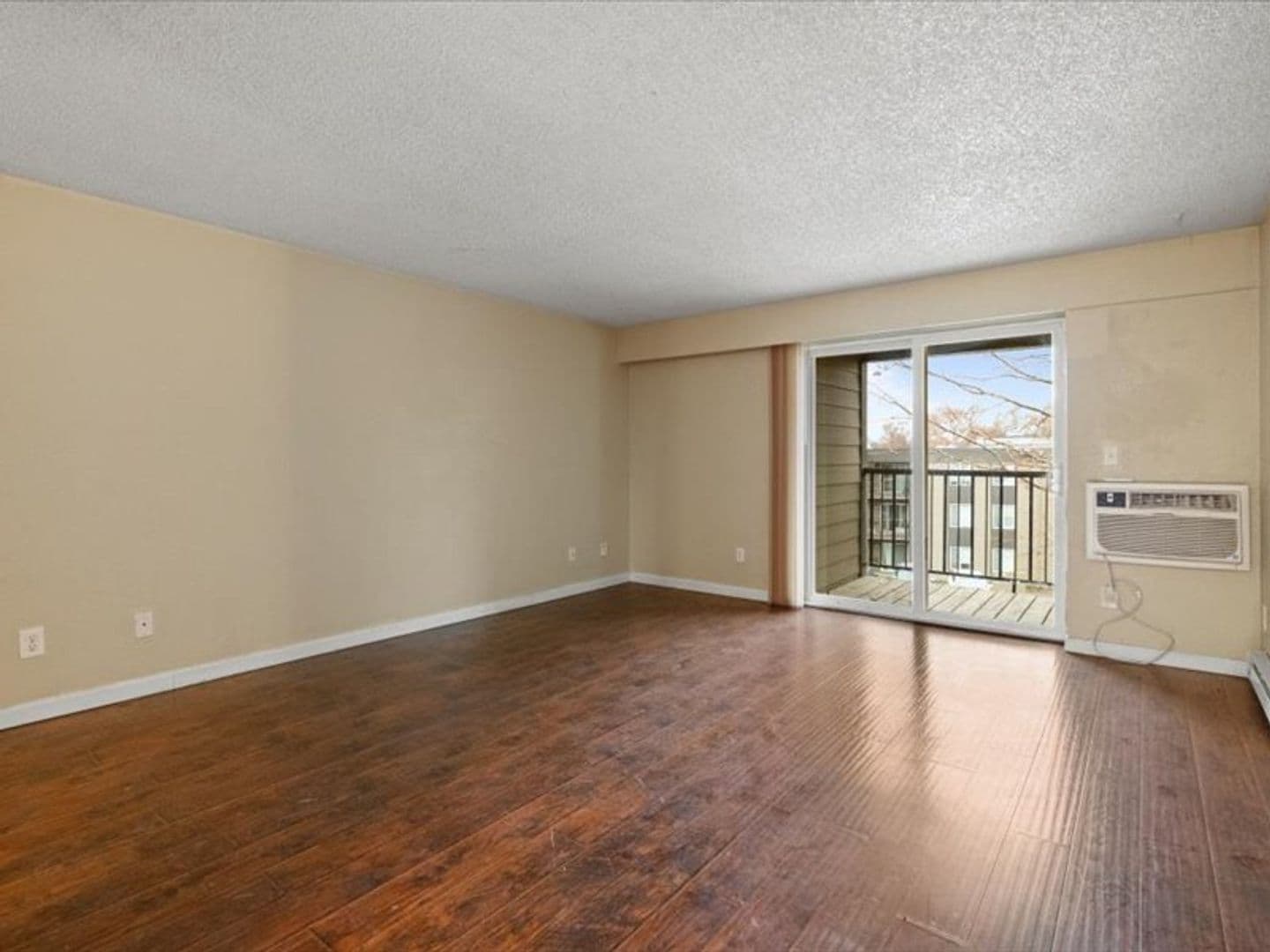 Richland Apartment: 1621 George Washington Way
