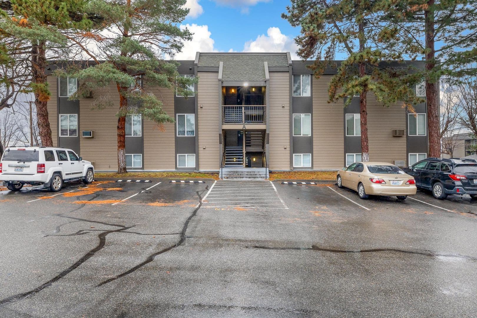 Richland Apartment: 1621 George Washington Way