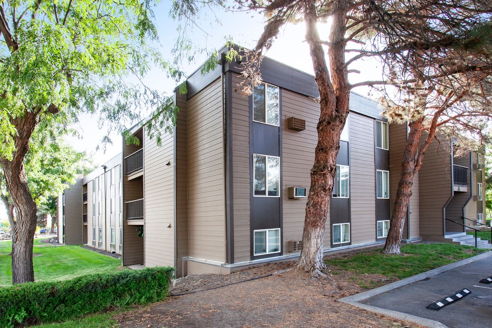 Richland Apartment: 1621 George Washington Way
