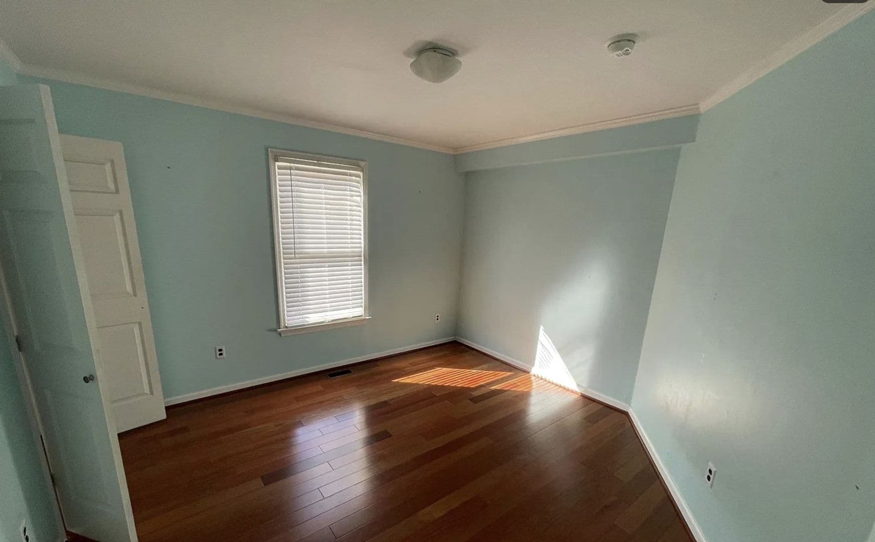 Walkersville House: 20 E George St