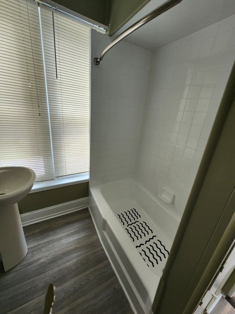 Frederick Apartment: 316 upper College Terrace