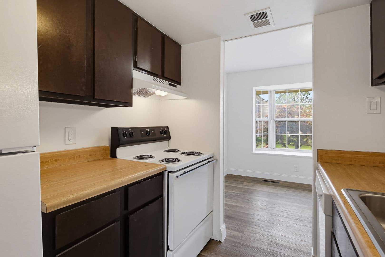 Columbia House: 8769 Hayshed Ln, Unit #3-3