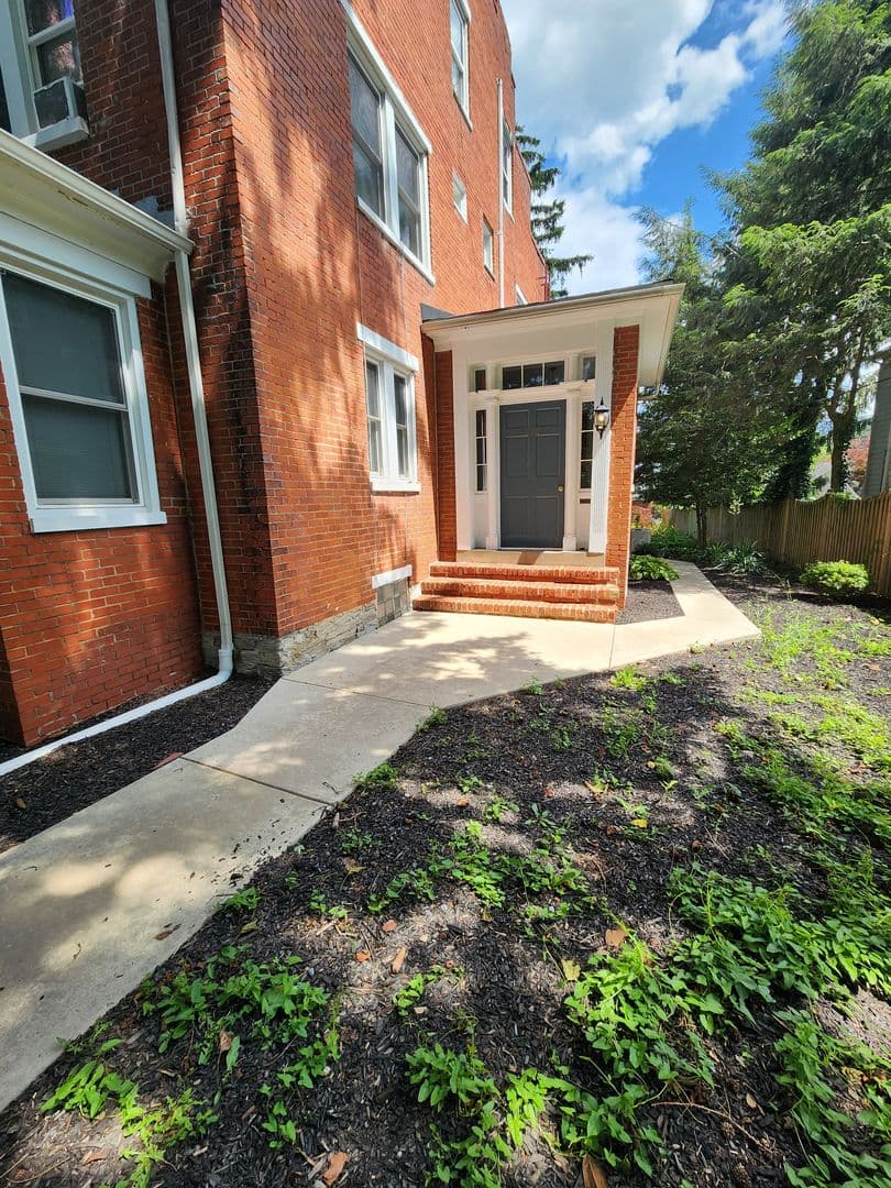 Frederick Apartment: 316 upper College Terrace