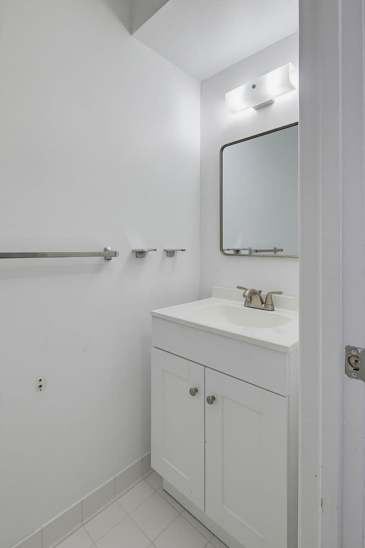 Columbia House: 8769 Hayshed Ln, Unit #3-3